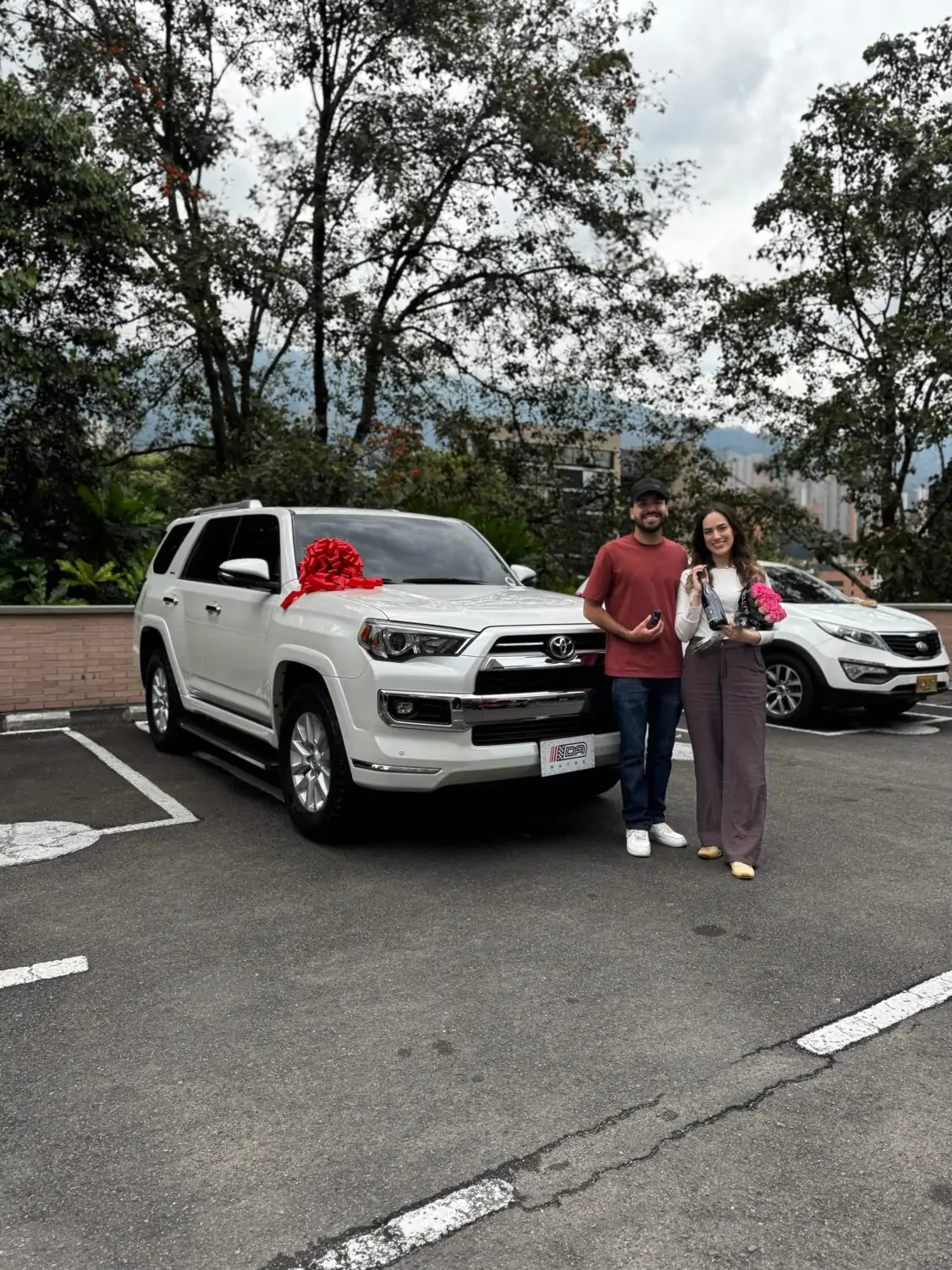 Cliente feliz estrenando su carro con DA Autos