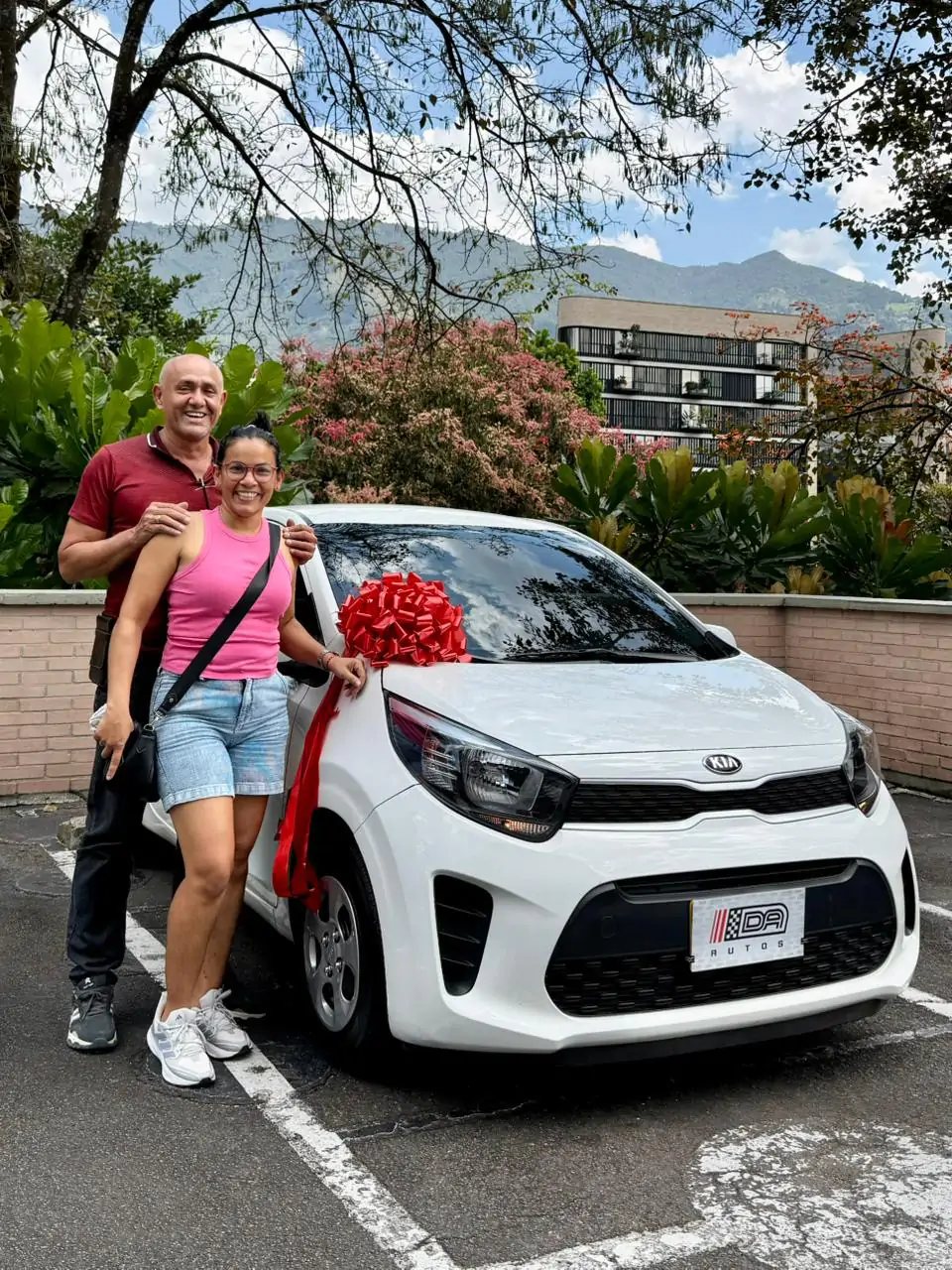 Cliente feliz estrenando su carro con DA Autos